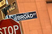 Broad Street sign, Downtown, Manhattan, New York, USA
