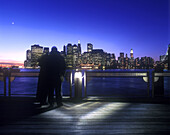 Couple, Fulton landing, Brooklyn, Downtown skyline, Manhattan, New York, USA