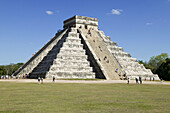 Pyramid of Kukulcan (aka El Castillo ), Chichen Itza. Yucatan, Mexico