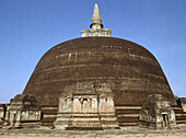 Ran Kot Vehera (Golden Pinnacle Dagaba) built by King Nissanka Malla in the 12th century, Polonnaruwa. Sri Lanka