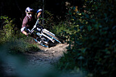 Junger Mann fährt Mountainbike, Oberammergau, Bayern, Deutschland