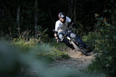 Junger Mann fährt Mountainbike, Oberammergau, Bayern, Deutschland