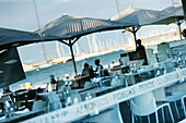 Spiegelung des Restaurants, Strand Barceloneta, Barcelona, Katalanien, Spanien