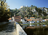 Germany, Kallmuenz, Upper Palatinate, Bavaria, Naab promenade, town view, Wittelsbach Castle on the hill, stone bridge