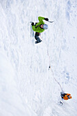 Zwei Personen beim Eisklettern am Corn Diavolezza (künstlicher Eisfall), Pontresina, Oberengadin, Graubünden, Schweiz