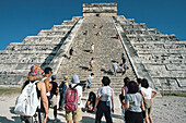 Tourits at Chechen Itza Maya ruins. Yucatan. Mexico