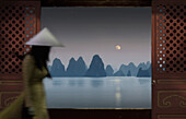 Ausblick von einer chinesischen Dschunke, Frau läuft vorbei, Halong Bucht, Halong Bucht, Vietnam, Indochina, Asien