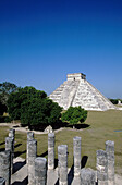 The Castle (Pyramid of Kukulcan) and the Thousand Columns. Chichén Itzá. Mexico