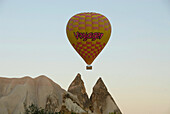 Heissluftballons über Kappadokien, Berglandschaft, Kappadokien, Türkei, Europa