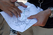 Zwei Leute studieren eine Landkarte, Kappadokien, Türkei, Europa