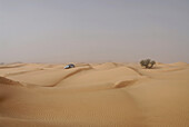 Geländewagen fahren durch die Wüste, Offroad Sahara Reisen, 4x4 Wüsten Tour mit Geländewagen, Bebel Tembain, Sahara, Tunesien, Afrika, mr