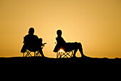 Zwei Menschen beim Zelten in der Wüste, Bebel Tembain, Sahara, Tunesien, Afrika, mr