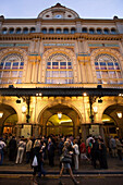 Barcelona Opernhaus Menschenmenge abends