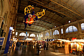 Zürich Hauptbahnhof Weihnachtsmarkt Niki de Saint Phalle Engel der Reisenden