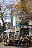 Schweiz Strassencafe in der Altstadt, Fraumuensterkirche