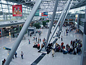 Duesseldorf, airport hall, crowd at check in  Duesseldorf, flughafen, Abflughalle, check In , Menschenmenge