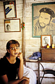 Woman at home with Ché Guevara s portrait. Cuba