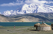 Kirghiz yourte. Karakul (Karakoul) lake (3500m altitude) and Mustagh-Ata mountain (7546m). Sinkiang Province (Xinjiang). China