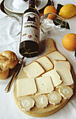  Alkohol, Alkoholische Getränke, Alkoholisches Getränk, Apfelsine, Apfelsinen, Brot, Ernährung, Farbe, Flasche, Flaschen, Glas, Gläser, Innen, Käse, Mannigfach, Mannigfaltigkeit, Nahrung, Nahrungsmittel, Orange, Orangen, Produkt, Produkte, Rotwein, Stille