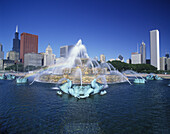 Buckingham fountain, Grant park, Chicago skyline, Illinois, USA.