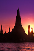 Wat arun, Temple of the dawn, Mae nam chao phraya river, Bangkok, Thailand.