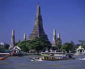 Wat arun, Temple of the dawn, Mae nam chao phraya river, Bangkok, Thailand.