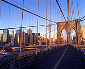 Brooklyn bridge & downtown skyline, Manhattan, New York, USA.