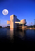 Rock & roll hall of fame, downtown, Cleveland, Ohio, USA.