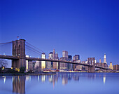 Brooklyn bridge & downtown skyline, Manhattan, New York, USA.