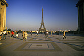  Aussen, Bewegung, Denkmal, Denkmäler, Draussen, Eiffelturm, Europa, Farbe, Frankreich, Großtadtlandschaft, Großtadtlandschaften, Ingenieurwesen, Ingenieurwissenschaft, Länder, Mensch, Menschen, Paris, Plätze der Welt, Reisen, Stadt, Stadtansicht, Städte,