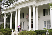 Visitors, Corinthian columns. Neoclassical Revival style mansion c.1906. Shorter Hall. Eufaula, Alabama. USA.