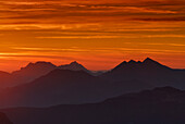 Sonnenaufgang über den Chiemgauer Alpen mit Rauschberg, Zwiesel und Sonntagshorn, Hintere Goinger Halt, Wilder Kaiser, Kaisergebirge, Tirol, Österreich