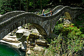 Pärchen auf der Verzascabrücke sitzend, Lavertezzo, Tessin, Schweiz