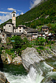 Kirche und Häuser von Lavertezzo, Tessin, Schweiz