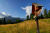 Wegkreuz mit Croda da Lago im Hintergrund, Ampezzaner Dolomiten, Cortina d´Ampezzo, Dolomiten, Venezien, Italien