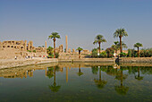 künstlicher See mit Palmen im Tempel von Karnak, Ägypten, Afrika