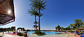 Panorama Swimming-Pool-Anlage mit Palmen und Aussicht auf den Nil und das Nil-Westufer, Crocodile Island, Luxor, Ägypten, Afrika