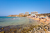 Menschen am Strand im Sonnenlicht, Golden Bay, Malta, Europa