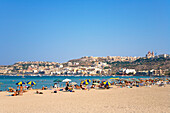 Menschen am Strand unter blauem Himmel, Mellieha Bay, Malta, Europa
