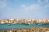 Blick auf Boote im Hafen vor den Häusern von Marsaxlokk, Malta, Europa