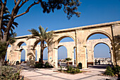 Arkaden in den Unteren Barracca Gärten unter blauem Himmel, Valletta, Malta, Europa