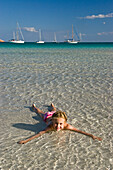 Kleines Mädchen planscht im seichten Meer, Sardinien, Italien