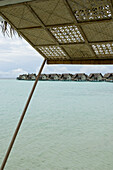 Blick von Restaurant Blu Richtung Wasser Villen, Four Seasons Resort Landaa Giraavaru, Malediven