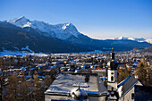 View over Garmisch-Partenkirchen to the Zugspitze and Alpspitze, Garmisch-Partenkirchen, Upper Bavaria, Germany