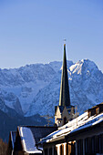 Spitze des Turmes der Kirche Maria Himmelfahrt vor der Zugspitze (2962 m), Garmisch-Partenkirchen, Oberbayern, Deutschland
