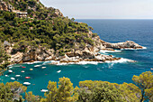 Boote in Bucht, Canyet, Costa Brava, Katalonien, Spanien