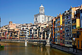 Gironas Kathedrale und bunte Häuser am Fluß Onyar, Girona, Katalonien, Spanien