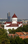Orthodoxe Heilige Mutter Gottes Kirche und  das neue Finanzzentrum im Hintergrund, Litauen, Vilnius