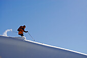 Skifahrer bei der Abfahrt, Feuerstätter Kopf, Allgäuer Alpen, Vorarlberg, Österreich