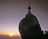 Kyaik-tiyo pagoda (The Golden Rock). Myanmer (Burma)